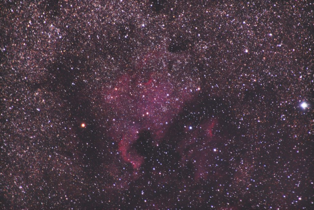 この天体写真は2018年07月19日に撮影した「はくちょう座」にある北アメリカ星雲（NGC7000/Sh2-117）と言う散光星雲です。右側にペリカン星雲（IC5067～IC5070）が写っています。焦点距離は333mm。