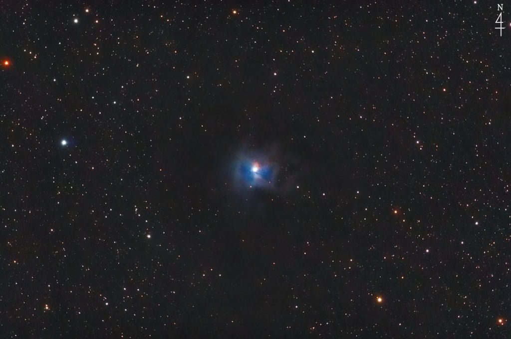 この天体写真は2020年08月25日に撮影したケフェウス座にあるNGC7023（アイリス星雲）と言う反射星雲です。焦点距離は1340mm。