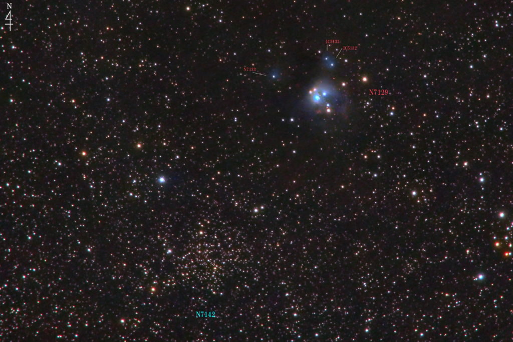 この天体写真は2020年09月14日に撮影したケフェウス座にあるバラの蕾星雲（NGC7129）と言う散開星団です。周囲には3つの小さな反射星雲（NGC7133＋IC5132＋IC5133）も写っています。左下の散開星団はNGC7142。焦点距離は3581mm。