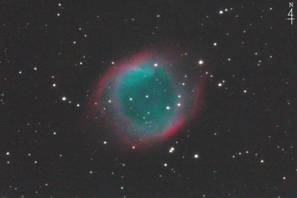 この天体写真は2013年08月03日に撮影した「みずがめ」座にあるらせん星雲（NGC7293）と言う惑星状星雲です。焦点距離は3300mm。