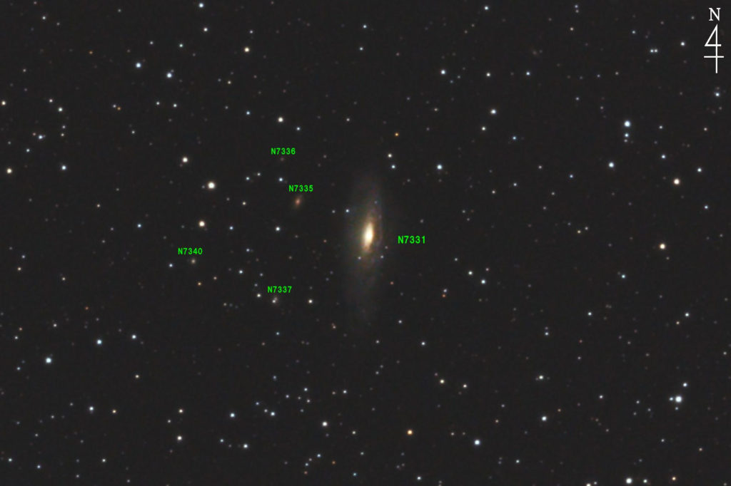 この天体写真は2017年09月25日に撮影したぺガスス座にあるNGC7331と言う渦巻銀河です。周囲にはNGC7335、NGC7336、NGC7337、NGC7340などの小さな銀河が写っています。焦点距離は3572mm。