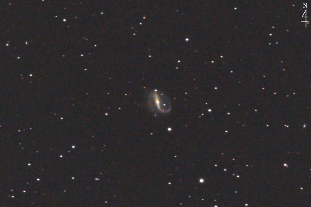 この天体写真は2021年11月04日に撮影したぺガスス座にあるNGC7479と言う棒渦巻銀河です。焦点距離は3575mm。