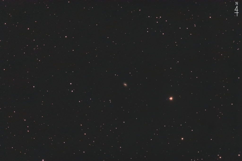 この天体写真は2020年08月17日に撮影した「みずがめ座」にあるNGC7723と言う棒渦巻銀河です。焦点距離は1214mm。