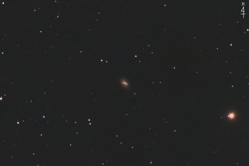 この天体写真は2020年08月17日に撮影した「みずがめ座」にあるNGC7723と言う棒渦巻銀河です。焦点距離は2750mm。