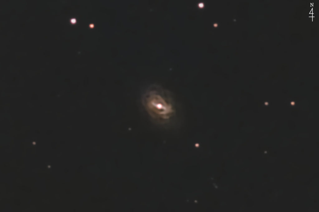この天体写真は2020年08月17日に撮影した「みずがめ座」にあるNGC7723と言う棒渦巻銀河です。焦点距離は8042mm。