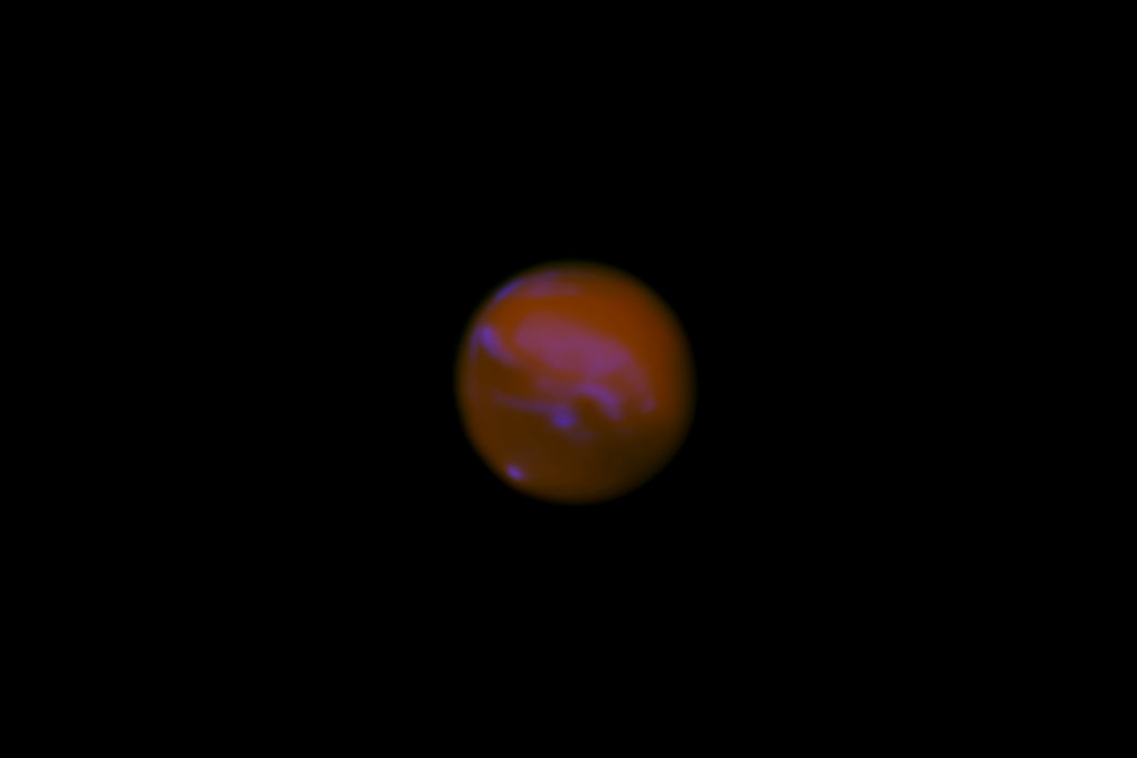 2020年10月07日00時08分51秒からミードのLXD55とリコーの一眼レフカメラのPENTAX KPと6mmアイピースでISO800/F5/30fpsで122秒撮影して50%の1830フレームを加算平均コンポジットしたフルサイズ換算約24000mmの火星の天体写真です。