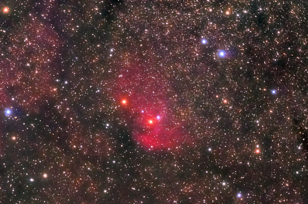 この天体写真は2020年08月24日に撮影した「はくちょう座」にあるチューリップ星雲（Sh2-101）と言う散光星雲（輝線星雲）です。焦点距離は2185mm。