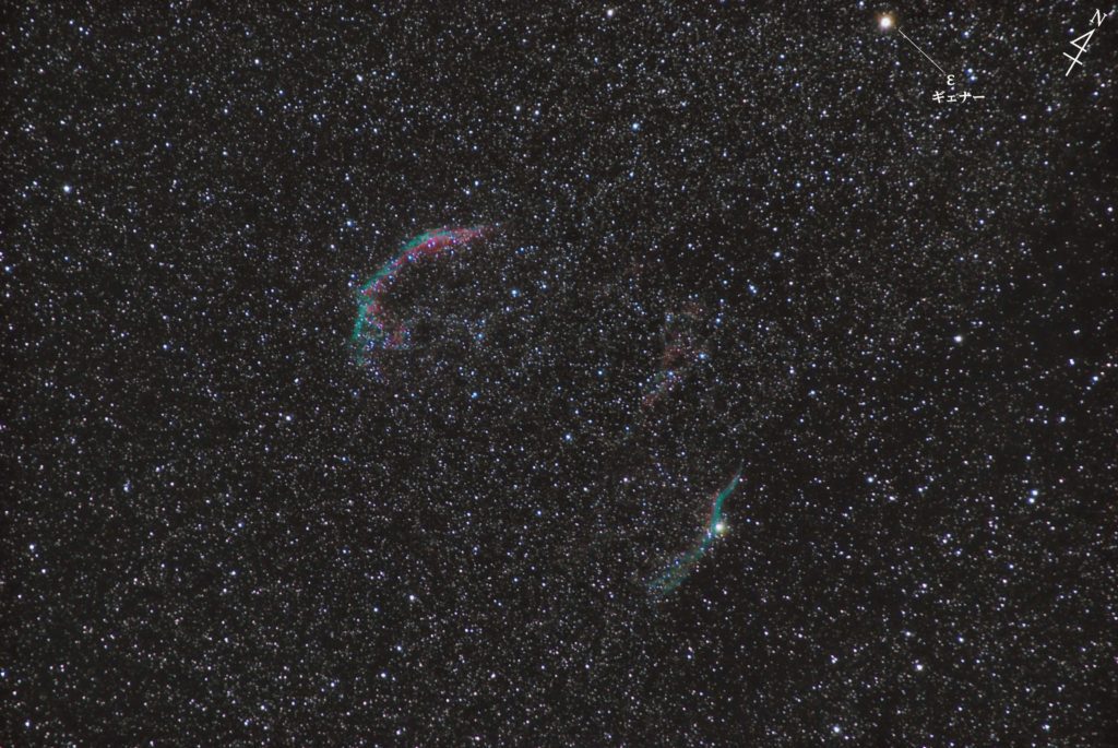 この天体写真は2021年09月09日に撮影した「はくちょう座」にあるSh2-103（はくちょう座ループ）と言う超新星の残骸です。右下はNGC6960（魔女のほうき/網状星雲西側）、左上はNGC6992（網状星雲東側）です焦点距離は310mm。