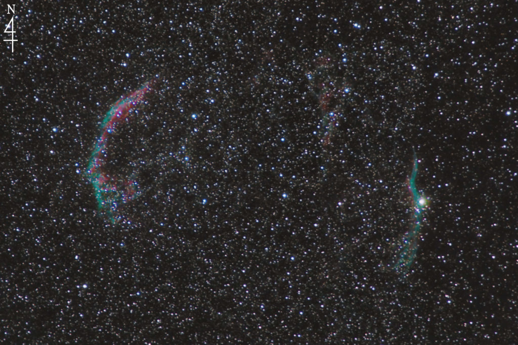 この天体写真は2021年09月09日に撮影した「はくちょう座」にあるSh2-103（はくちょう座ループ）と言う超新星の残骸です。右下はNGC6960（魔女のほうき/網状星雲西側）、左上はNGC6992（網状星雲東側）です焦点距離は524mm。上が天の北極。