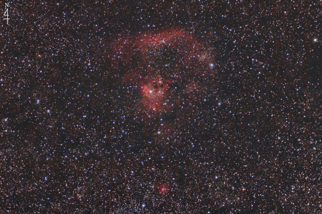 2021年10月15日00時42分17秒から撮影したフルサイズ換算約242mmのクエスチョンマーク星雲（Sh2-170＋Sh2-171）の天体写真です。