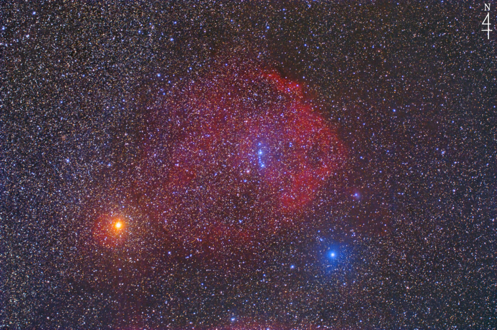 この天体写真は2021年11月05日に撮影した「オリオン座」にあるエンゼルフィッシュ星雲（Sh2-264）と言う散光星雲です。焦点距離は110mm。