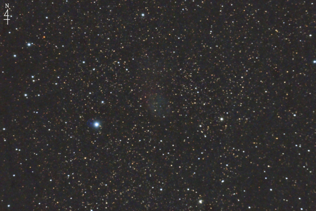 この天体写真は2022年04月09日に撮影した「へび座」に燃える頭蓋骨星雲（Sh2-68）と言う惑星状星雲です。焦点距離は1494mm。