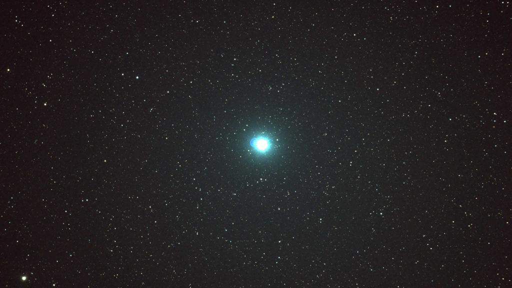 赤道儀のギアを調整した後の星が止まっている天体写真です。焦点距離約1200㎜/露光1分で撮影したシリウス周辺です。