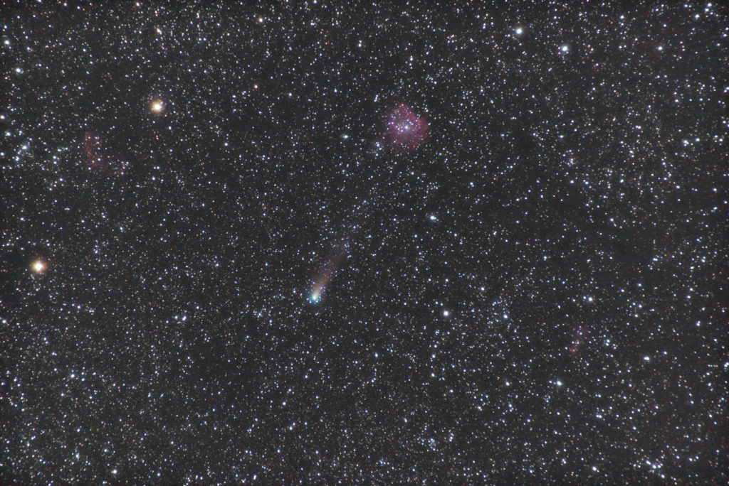 この天体写真は2018年09月18日に撮影したジャコビニ・ツィナー彗星（P21）です。NGC2174（モンキー星雲）の横を通過しました。焦点距離は200mm。
