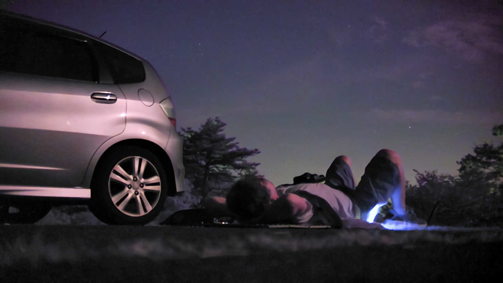 フォレストパーク神野山の第2駐車場で地面に寝転んで星空を眺めています。